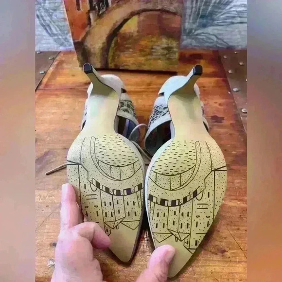 New in box Bella Vita Women’s Heels in Stone Kid Sued Demi Size 8N - Picture 5 of 7